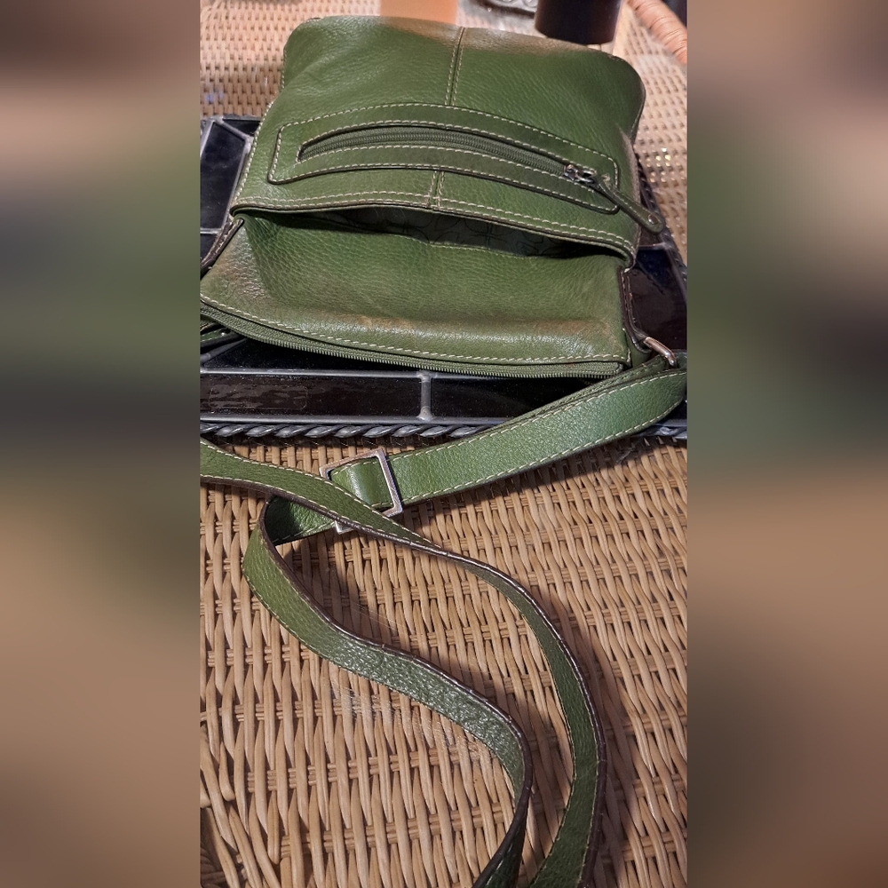 Green Leather Fossil Crossbody Bag. Like New Condition. CLOSING SALE! - Picture 8 of 11